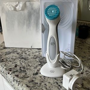 LumiSpa Facial brush